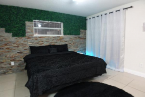 WELCOME TO RED ROOM! PRIVATE BATHROOM/FREE PARKING